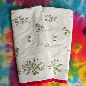 2 Holly Print Hand Towels